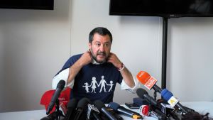 "Jag bryr mig inte om vem folk älskar men jag kommer att bekämpa genusteorier så länge jag lever", sade Matteo Salvini samtidigt som feministiska motdemonstrationer gick förbi utanför. Jag bryr mig inte om vem folk älskar men jag kommer att bekämpa genusteorier så länge jag lever sade Matteo Salvini samtidigt som feministiska motdemonstrationer gick förbi utanför