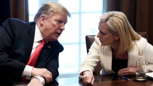 Trump sparkade på måndagen Kirstjen Nielsen, ministern för hemlandets säkerhet Trump och Nielsen i vad som verkar vara intensivt samtal, lutade mot varandra vid konferensbord