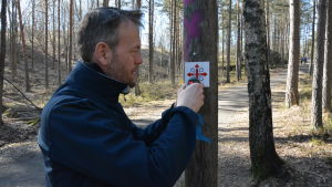 James Simpson märker ut S:t Olofs pilgrimsled. James Simpson, Pargas stads projektledare för S:t Olofs sjöled.