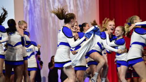 Tokfirande när VM-guldet blev klart. Finland tokfirar VM-guldet i cheerleading.