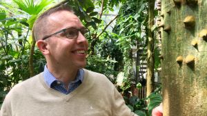 Ilari Sääksjärvi är professor i biodiversitet vid Åbo universitet. Arkivbild. Ilari Sääksjärvi i Botaniska trädgården i Runsala.