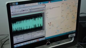Han arkiverar sin kommunikation med utsugna arbetare. Ofta måste han vädja till dem för att de inte ska låta sin ilska ta sig uttryck i våld. Arkivering av radioprogram.