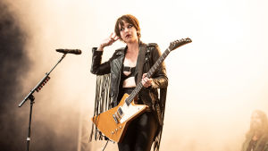 Halestorm övertygade på Tuska. Även om de grundades redan 1997 får de nog klassas som ett ganska nytt band för debuten kom först 2009. Lzzy Hale på scenen på Tuska 2019.