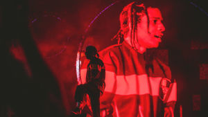 Asap Rockya tuettiin julkisesti myös aloitteella, joka pyrki vapauttamaan tutkintavankeudessa olleen räppärin. Asap Rocky Blockfest-lavalla. Artistista näkyy tumma, punainen silhuetti kun hän seisoo oman screenille heijastetun kuvansa edessä.