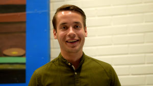 Henrik Wickström från VNUR säger att man i år riktar sig till en vidare publik. En ung man med mörkt hår ler mot kameran.