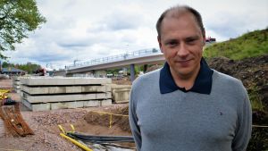 Stadens andel i projektet är 3,3 miljoner och Trafikverkets 1,2 miljoner. På bilden stadsstyrelseordförande Anders Walls. Anders Walls vid Karis järnvägsbro som är under konstruktion.