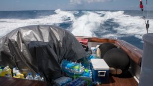 Över hundra båtar har redan fört förnödenheter från södra Florida till Bahamas. En båt med förnödenheter.