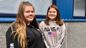 Amanda Rosqvist och Sofia Eriksson. Amanda Rosqvist och Sofia Eriksson utanför skolhuset.