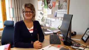 Diana Söderbacka (KD) i Jakobstads revisionsnämnd. Porträtt av Diana Söderbacka i ett kontor.