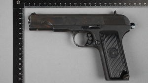 Den misstänkte gärningsmannen använde en 7,62 millimeters pistol avsedd för militärt bruk. Gärningsmannens pistol på en bild från polisen.