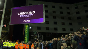VAR har tittat på många straffsituationer. VAR-domslut i Premier League.