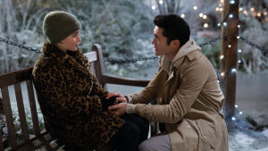 Last Christmas försöker vara en ny Love Actually. Kate (Emilia Clarke) och Tom (Henry Golding) sitter i en vintrig park med julbelysning och håller varann i händerna och ser varann i ögonen.