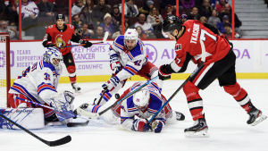 Ottawa Senators anfallar mot New York Rangers mål.