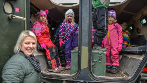 Ida Karlqvist med dagisbarnen Molly Rönneberg, Aurora Grönqvist och Adriana Martikainen samt Eddie Grönborgs ben. Dagisbarn inne i ett militärfordon.