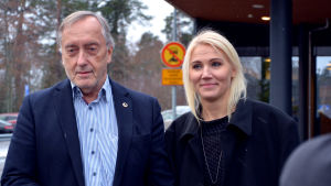 Nöjda och glada miner när grundavtalet för nya vårdsamkommunen godkändes. På bilden styrelseordförande Hans Frantz (SFP) och direktör Marina Kinnunen vid Vasa sjukvårdsdistrikt. Porträtt av Hans Frantz och Marina Kinnunen.