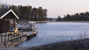 Även om vintern är en lugnare period på Tvärminne zoologiska station fortgår forskningsarbetena året runt. Brygga vid Tvärminne zoologiska station i Hangö.