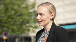 Inrikesminister Maria Ohisalo (Gröna) känner sig trängd av vänsterpartierna och Centern. För att De gröna ska få igenom tuffare klimatbeslut, måste Centern få igenom tuffa sysselsättningsåtgärder Sisäministeri Maria Ohisalo