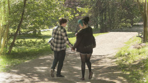 Då barnet börjar sällskapa kan du ställa frågan om de har diskuterat preventimedel. en gflicka och en pojke går på en sandväg och håller varandra i handen