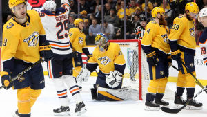 Pekka Rinne har haft en tung säsong. Pekka Rinne och några Nashvillespelare deppar, Leon Draisaitl jublar