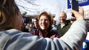 Elizabeth Warren lyckades trots ett ihärdigt kampanjarbete inte nå högre än en tredjeplats hemma i Massachusetts. Elizabeth Warren för kampanj hemma i Massachusetts.