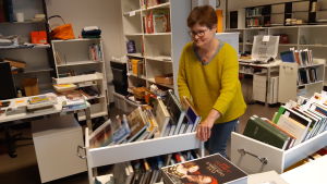 Bibliotekarie Camilla Rappe hämtar böcker som ska avskrivas till stora arbetsrummet som finns under själva biblioteket. Camilla Rappe i Ekenäs bibliotek.