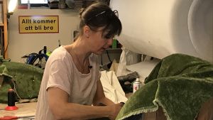 Jenny Langenskiöld har gott om jobb eftersom gamla möbler igen blivit populära. Annika Langenskiöld restaurerar en fåtölj