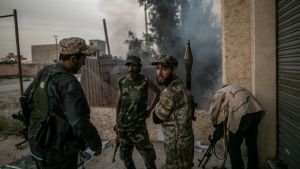Över 2 000 proturkiska rebeller kämpar för den libyska regeringen i och omkring huvudstaden Tripoli. Över 2 000 pro-turkiska rebeller kämpar för den libyska regeringen i och omkring huvudstaden Tripoli.