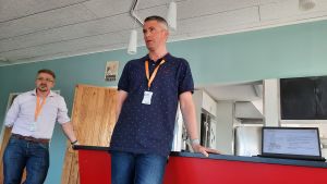 Abo winds projektchef Markus Ehrström och vd Aapo Koivuniemi träffar Purmobor denna vecka för att presentera planerna. två män står och håller en presentation vid en bardisk i en UF lokal