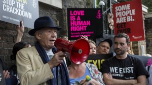 Demonstration mot förföljelse av sexuella minoriteter i Tjetjenien i London leds av skådespelaren Sir Ian McKellen. Demonstration mot förföljelse av sexuella minoriteter i Tjetjenien i London leds av skådespelaren Sir Ian McKellen.