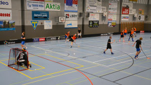 Lovisa Tor-spelarna strävar efter att hålla disciplinen uppe under träningar och matcher. Innebandyträningar.