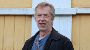 Enligt Ulf Johansson har Oravais
ungdomsförening varit försiktiga med att ordna och planera egna evenemang
under året som gått. Man med ljus hår ler in i kameran. I bakgrunden syns en gul och vit husvägg.