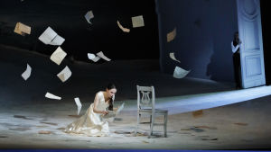 Säg det med ett brev.På bilden Olesya Golovneva som Tatjana. Olesya Golovneva som Tatjana i Eugen Onegin på Nationaloperan.