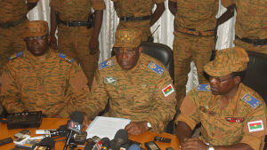 General Honoré Traoré meddelar på en presskonferens i Ougadagougou att han tagit makten av president Blaise Compaoré. Inatt meddelade också överstelöjtnant Isaac Zida att han tar över som statschef. General Honoré Traoré meddelar på en presskonferens i Ougadagougou att han tagit makten av president Blaise Compaoré.