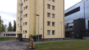 I-byggnaden som ska rivas. I-byggnaden är en av de åtta som ska rivas. Bakom den står den nya Y-byggnaden.
