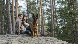 Löydä luontosi -ohjelman juontajat Viivi Pumpanen ja Kimmo Ohtonen