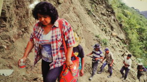 Berta Cáceres var en av grundarna till miljörörelselsen Copinh som kämpar för ursprungsfolkens rättigheter. Förra året fick hon miljöpriset Goldman Environmental Prize för sin kamp mot vattenkraftprojektet Agua Zarca. Berat Caceres