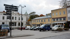 Färre bilar står parkerade på torget när arbetena pågår. Bilar står parkerade på ett torg.