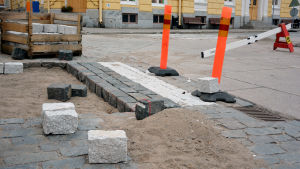 Nya övergångsställen har anlagts på Ekenäs torg. Arbeten vid en kullerstensväg. På bilden anläggs ett nytt övergångsställe.