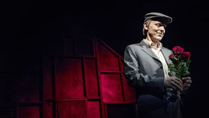 Röda rosor till dem man älskar mest. Foto från En man som heter Ove på Svenska Teatern.