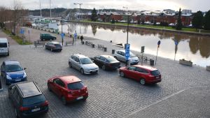 Det nya brotorget i Borgå är huvudsakligen en parkeringsplats. Brotorget i Borgå med parkerade bilar