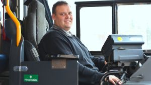 Chaufför Thomas Friberg ser gärna flera passagerare på bussen. Busschaufför Thomas Friberg vid ratten på busslinje 018.