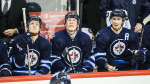 Nikolaj Ehlers, Patrik Laine och Mark Scheifele på avbytarbänken förra säsongen. Nikolaj Ehlers, Patrik Laine och Mark Scheifele på avbytarbänken.