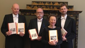 Forskningsledare Christer Kuvaja (till vänster) med redaktörerna Henry Nygård, Laura Hollsten och Anders Ahlbäck. Historikkommittén vid Åbo Akademi.