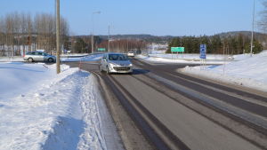 Vägen till hållplatserna går längs vägrenen. Uppfart från motorväg vid Gammelby i Lovisa.
