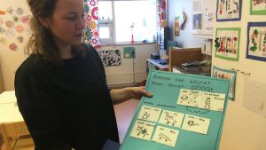 Barnen har fått rösta om temat, visar Johanna Muinonen. En person håller i ett papper.