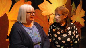 Skini Lindgård och ingeborg Spiik har varit med länge i Teaterboulaget. Teateraktiva Skini Lindgård och Ingeborg Spiik sitter i en teaterdekor