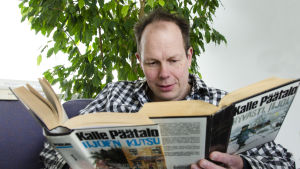 Toimittaja Jukka Kuosmanen lukee kahta Kalle Päätalon kirjaa