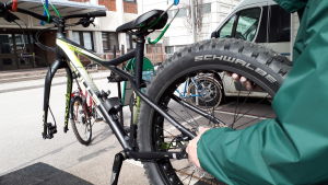 Om din cykel stått ute hela vintern lönar det sig att föra den på service. En cykel utan framdäck som håller på repareras.