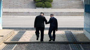 Sydkoreas president Moon Jae-In tar tillsammans med Kim Jong-Un steget tillbaka över stilleståndslinjen in på nordkoreansk mark. Sydkoreas president Moon Jae-In tar tillsammans med Kim Jong-Un steget tillbaka över stilleståndslinjen in på nordkoreansk mark.