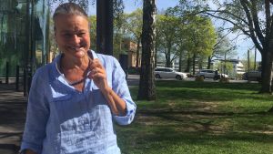 Redaktör Rita Tainola har intervjuat prins Charles vid ett par tillfällen. Rita Tainola med Mannerheimvägen i bakgrunden.